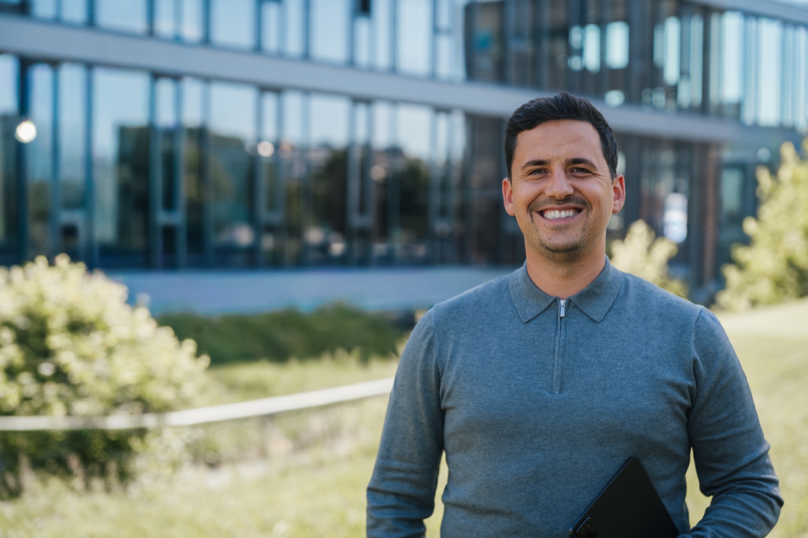 Immobilienmakler Stefan Schmunk vor einem modernen Bürogebäude
